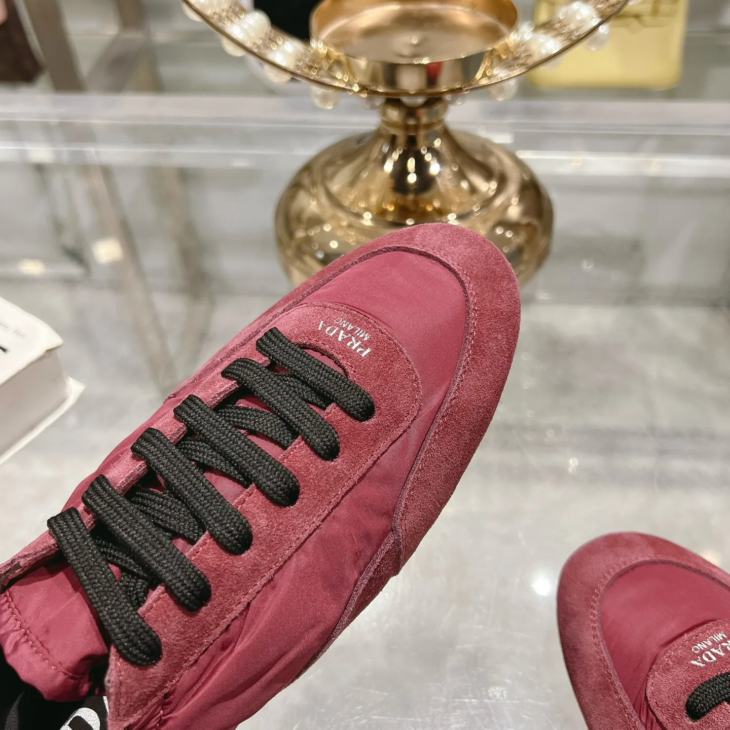 👟👟Ex-factory price 520👟👟Men's size +10 Couple style🎆Prada's new moral training shoes. The upper is suede with texture, and the inner sheepskin is wrapped. It is soft and waxy🎆The insole is thickened with lambskin. It is extremely comfortable to step on, has a sense of support, and feels well wrapped. The shoe shape is full of wrapping, light and easy to wear. A practical casual shoe that makes your legs appear taller! White is clean and refreshing, needed all year round, and can be easily worn with skirts and pants. Upper: imported suede/original molded fabric. Lining: sheepskin. Outsole: rubber outsole! Code number: 35-41 Color: burgundy blue brown green dark green yellow black red gray 9 colors available
